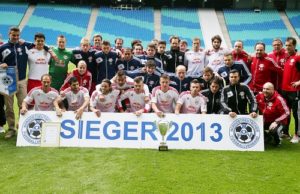 Ein Meisterpokal, der nur dezente Freude auslöst - RB Leipzig präsentiert sich als Meister der Regionalliga Nordost 2012/2013| GEPA Pictures - Roger Petzsche