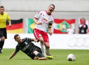Bild mit Symbolcharakter - Auf die Socken gab es bei RB Leipzig gegen den MSV Duisburg häufiger, hier trifft es Daniel Frahn | GEPA Pictures - Sven Sonntag