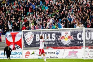 Der Moment in dem der Spielverlauf sich auch in Toren ausdrückt - Dominik Kaiser mit dem 1:0 für RB Leipzig gegen Lok Leipzig | GEPA Pictures - Roger Petzsche