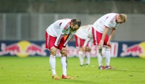Körpersprache schlägt jede Analyse - RB Leipzig und die hängenden Köpfe nach dem 1:2 gegen Hansa Rostock | GEPA Pictures - Roger Petzsche