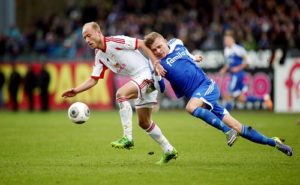 Viele Zweikämpfe beim Spiel in Kiel, die meistens zugunsten von RB Leipzig ausgingen - Tim Sebastian behauptet den Ball | GEPA Pictures - Roger Petzsche