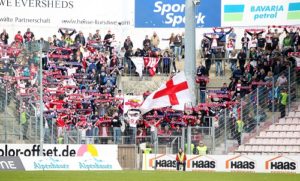 Eines der wenigen schönen Details am Spiel zwischen der SpVgg Unterhaching und RB Leipzig: Der gut gefüllte Gästeblock | GEPA Pictures - Roger Petzsche