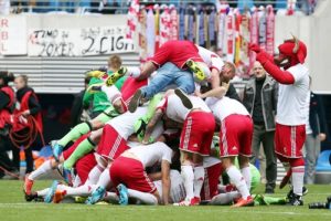 Ein Tag mit Jubel in allen erdenklichen Positionen - RB Leipzig feiert gegen den 1.FC Saarbrücken den Aufstieg | GEPA Pictures - Roger Petzsche