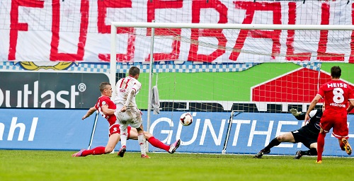Mitten rein ins Vergnügen vor dem Heidenheimer Fußballmörder-Banner - Daniel Frahn erziehlt beim Spitzenreiter das 1:0 | GEPA Pictures - Roger Petzsche