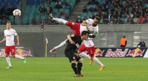 Fast hätte der 1.FC Kaiserslautern den Gastgeber RB Leipzig ausgehebelt, doch am Ende stand das 0:0 und auch Sebastian Heidinger wieder auf seinen Beinen | GEPA Pictures - Roger Petzsche