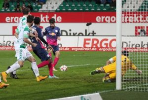 Hinein ins Glück - Niklas Hoheneder auf dem Weg zur Entscheidung im Spiel gegen die SpVgg Greuther Fürth | GEPA Pictures