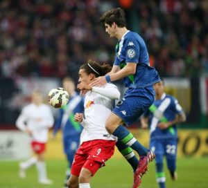 Bild mit Symbolcharakter - In den entscheidenden Momenten war der VfL Wolfsburg bei RB Leipzig immer obenauf | GEPA Pictures - Sven Sonntag