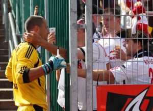 Sofort ins Herz geschlossen - Fabio Coltorti nach seinem ersten Auswärtsspiel mit RB Leipzig in den Fängen der Fans | GEPA Pictures - Roger Petzsche