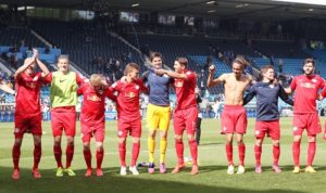 Ein seltenes Bild - Die Spieler von RB Leipzig feiern einen Auswärtssieg | GEPA Pictures - Roger Petzsche