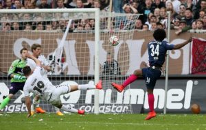 Kein Durchkommen - Auch Yordy Reyna scheitert mit einem der besseren Versuche beim 0:1 von RB Leipzig beim FC St. Pauli | GEPA Pictures - Roger Petzsche