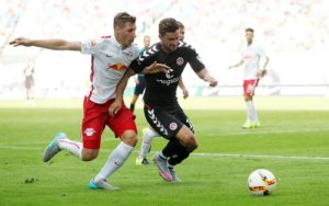 Gegen St. Pauli hatte RB Leipzig in den Zweikämpfen oft das Nachsehen - Hier läuft Willi Orban seinem Gegenspieler nur hinterher | GEPA Pictures - Roger Petzsche