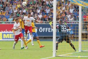 Und rein ins Glück - Davie Selke köpft zum 1:0 bei Eintracht Braunschweig ein | GEPA Pictures - Roger Petzsche