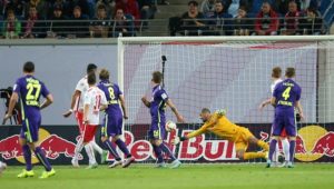 Phantastische Tat - Fabio Coltorti kratzt gegen den SC Freiburg einen Kopfball von der Linie | GEPA Pictures - Roger Petzsche