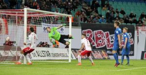 Flieg Kevin, flieg - Vergebens streckt sich Heidenheims Kevin Müller beim 3:1 durch Marvin Compper für RB Leipzig | GEPA Pictures - Roger Petzsche
