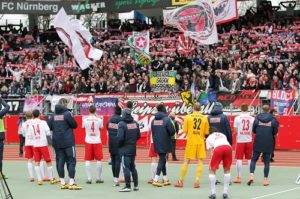 Zusammen gewinnen, zusammen verlieren - Fans und Mannschaft verabschieden sich gegenseitig nach dem 1:3 in Nürnberg | GEPA Pictures - Roger Petzsche