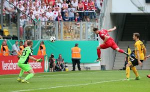 Da war die Welt noch in Ordnung für RB Leipzig. Marcel Sabitzer erzielt in Dresden das 1:0. | GEPA Pictures - Roger Petzsche