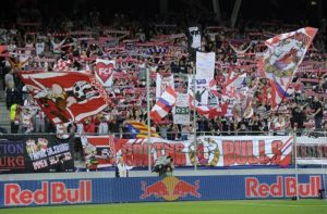 Salzburg-Fans im Gute-Laune-Modus. Photo by Samuel Kubani/EuroFootball/Getty Images