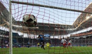 Wenn der Ball dann wieder mal im Netz zappelt. RB Leipzig mit einem 2:1-Arbeitssieg gegen die TSG Hoffenheim. | GEPA Pictures - Roger Petzsche.