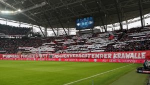 Bannerparade, das einzig positive am Spiel gegen den HSV. GEPA Pictures - Sven Sonntag