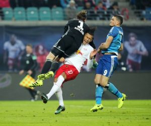 Ganz klar kein Elfmeter.^^ René Adler faustet den Ball durch Davie Selke durch. | GEPA Pictures - Sven Sonntag.