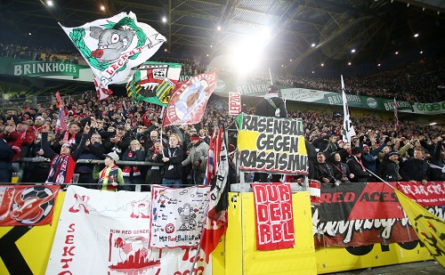 Beim Anhang von RB Leipzig ist das "Rasenball gegen Rassismus"-Banner bei jedem Spiel Pflicht. | GEPA Pictures - Roger Petzsche