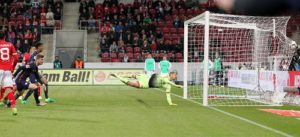 Die vermeintliche Vorentscheidung. Timo Werner erzielt das 2:0 in Mainz. | GEPA Pictures - Roger Petzsche