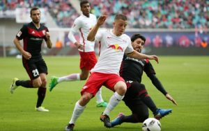 Viel Aufregung, viele Zweikämpfe, wenig Fußball. Leipzig und Ingolstadt trennen sich 0:0 | GEPA Pictures - Roger Petzsche