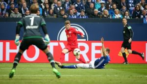 Viele gute Offenisvaktionen, aber nur ein Tor. RB Leipzig lässt auf Schalke zwei Punkte liegen. | GEPA Pictures - Roger Petzsche