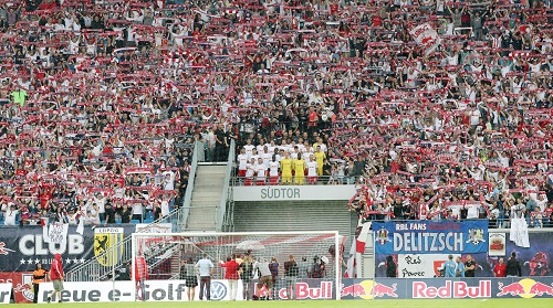 Alles eine Frage des Bildausschnitts. Die Mannschaft von RB Leipzig nach dem Spiel inmitten der Fans für ein Fotoshooting. | GEPA Pictures - Sven Sonntag