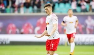 'Immer mit der Ruhe Jungs, ich mach das schon.' Marcel Sabitzer fährt für RB Leipzig drei Punkte ein. | GEPA Pictures - Sven Sonntag