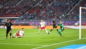 Der einzige Moment, in dem der Sieg von RB Leipzig gegen den VfB Stuttgart wirklich in Gefahr war. Der Pfosten rettet. | GEPA Pictures - Kerstin Kummer