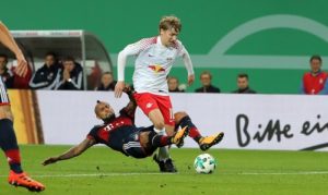 Elfmeter oder kein Elfmeter? Eine der entscheidenden Szenen des Spiels zwischen RB Leipzig und Bayern München. | GEPA Pictures - Sven Sonntag