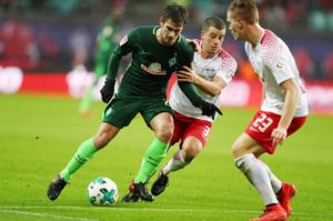 Harter Kampf für RB Leipzig, um die Bemühungen des SV Werder Bremen zu stoppen. | GEPA Pictures - Roger Petzsche