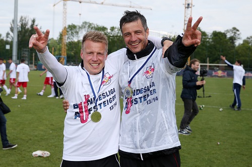Jens Härtel (rechts) feierte einst mit der U19 von RB Leipzig und dem leider schon verstorbenen Co-Trainer Lars Weißenberger den Aufstieg in die Bundesliga. | GEPA Pictures - Roger Petzsche