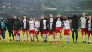 Wir sind nicht alle! Aber fast. Feiern will das Restteam von RB Leipzig aber in der Rückrunde trotzdem. | GEPA Pictures - Sven Sonntag