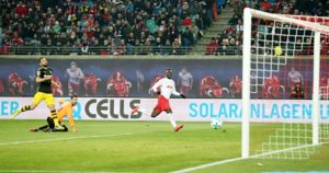 Jean-Kevin Augustin macht das 1:0 für RB Leipzig. Zum Sieg gegen den BVB reicht das nicht. | GEPA Pictures - Roger Petzsche
