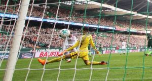 Und rein ins Vergnügen. Ademola Lookman erzielt in Bremen das 1:1 für RB Leipzig | GEPA Pictures - Sven Sonntag