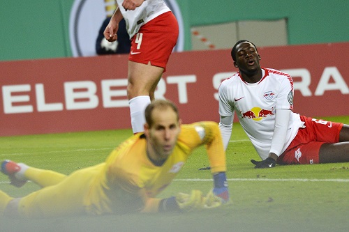 Puh, das war aber mal richtig knapp. Während Gulacsi noch dem Ball hinterherschaut, atmet Konaté einmal ganz tief durch. | Foto: Dirk Hofmeister